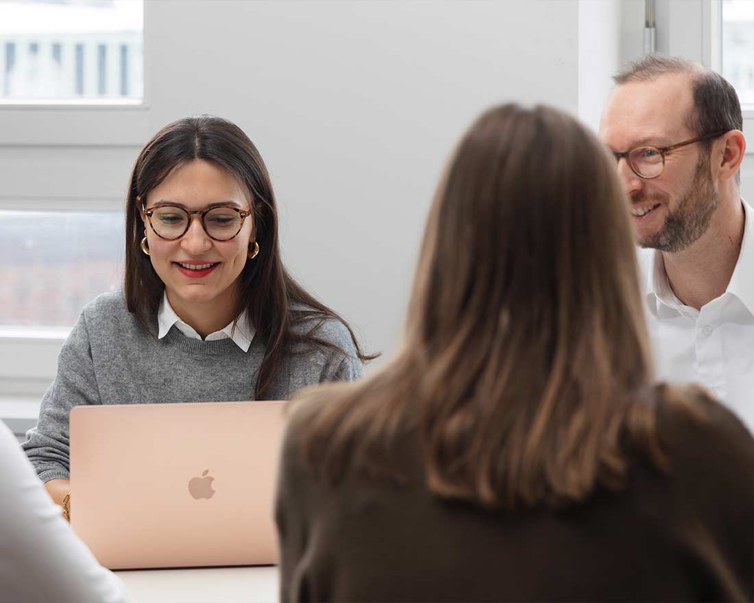 Student takes part in a meeting at Frachtcontor Junge